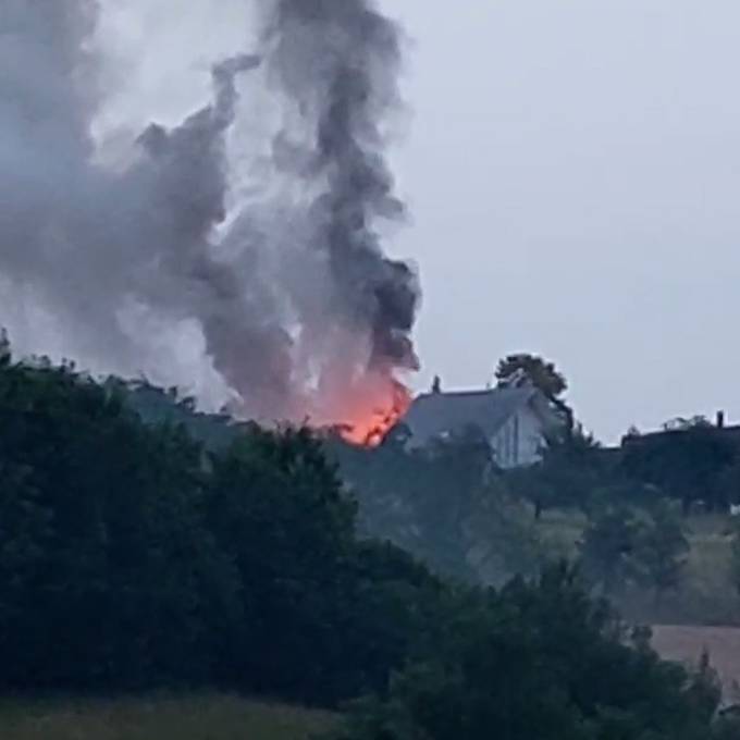 Wohnhaus in Dürrenäsch in Vollbrand geraten – drei Personen zur Kontrolle im Spital