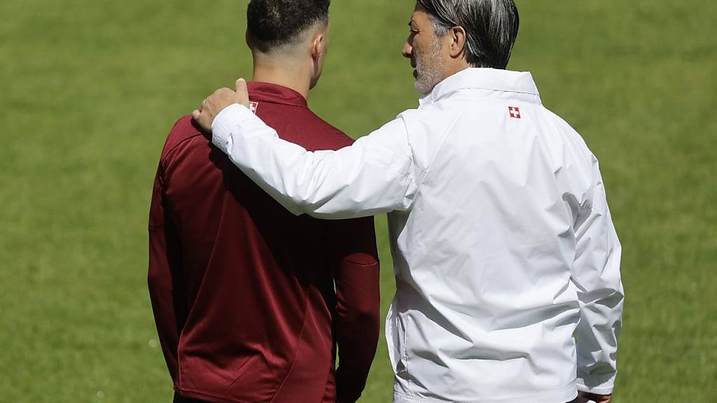 Trainer Murat Yakin bespricht sich im Abschlusstraining mit Captain Granit Xhaka