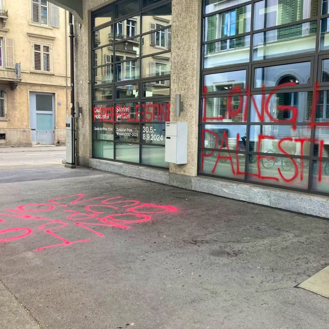 Unbekannte verschmieren Fassaden von Kunstgalerien in Zürich