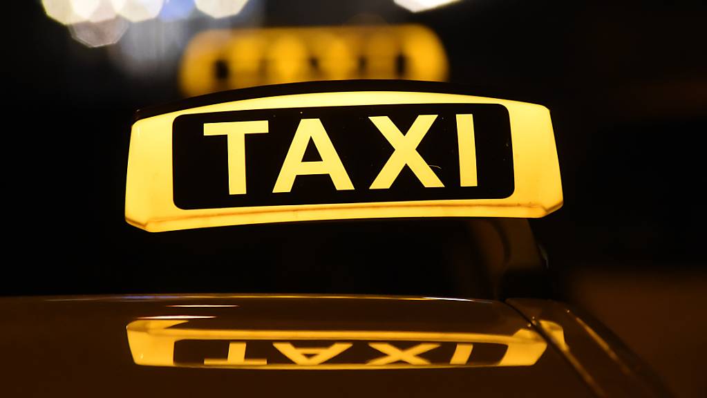Der Bundesrat weitet den Erwerbsersatzanspruch auf Härtefälle aus, etwa für Taxifahrer. (Themenbild)