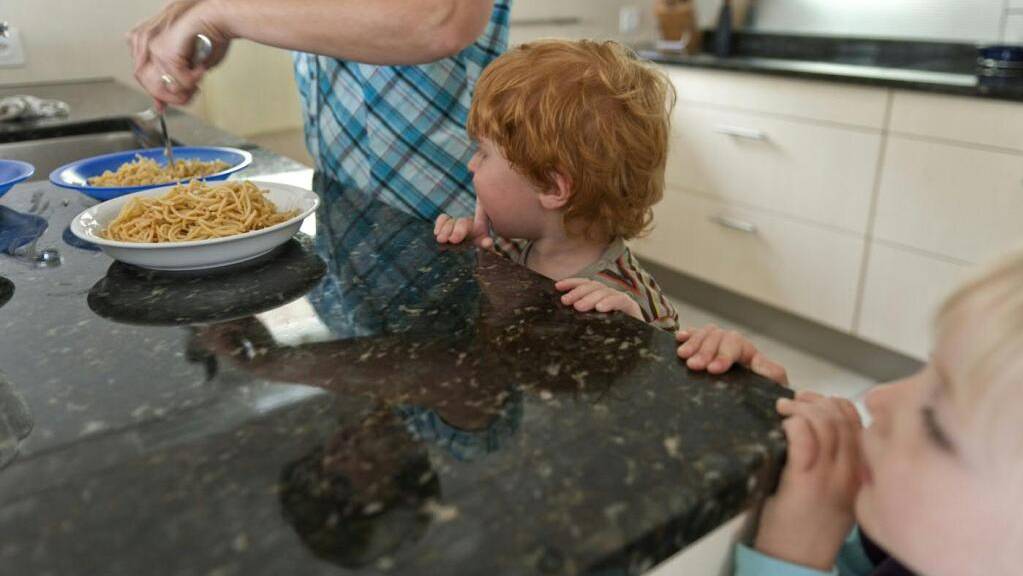 Eine vorberatende Kommission des Solothurner Kantonsparlaments will die monatliche Kinder- und Ausbildungszulage um je 30 Franken erhöhen. Der Regierungsrat will davon nichts wissen. (Symbolbild)