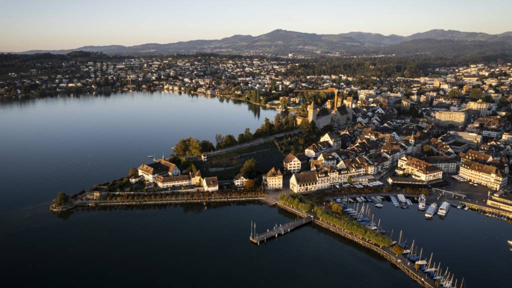 Der Stadtrat von Rapperswil-Jona schlägt der Bürgerversammlung eine Steuererhöhung vor. (Archivbild)