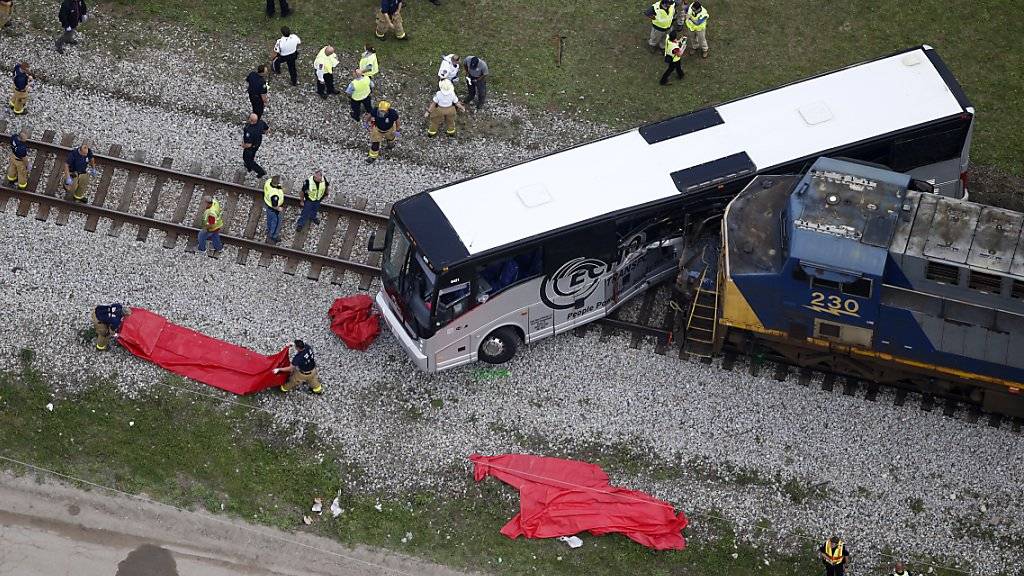«Schreckliche Szenen»: Güterzug rammt Reisebus, der in Mississippi auf einem Bahnübergang stehen blieb.