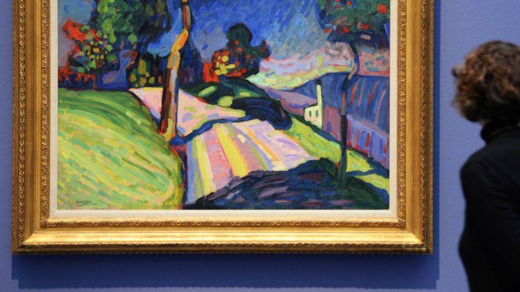 Eine Museumsbesucherin schaut sich das Werk «Murnau, Kohlgruberstrasse» des Künstlers Wassily Kandinsky aus dem Jahr 1908 an. Gemäss einer neuen Studie differieren Urteile über Kunst von Betrachter zu Betrachter zum Teil erheblich. (Archivbild)