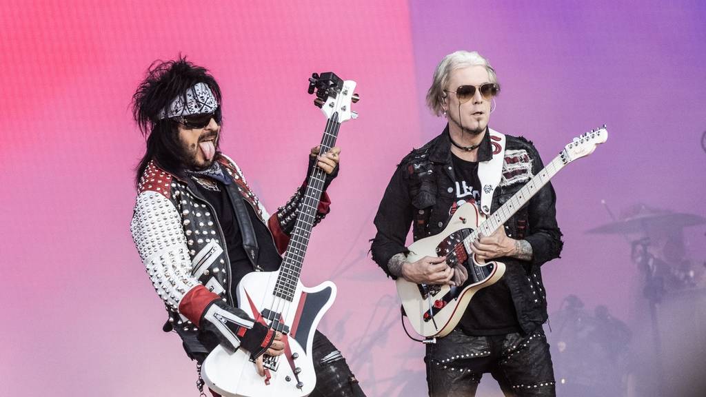 Nikki Sixx und John 5 der Band Mötley Crüe beim Festival Copenhell in Dänemark im Juni 2023.