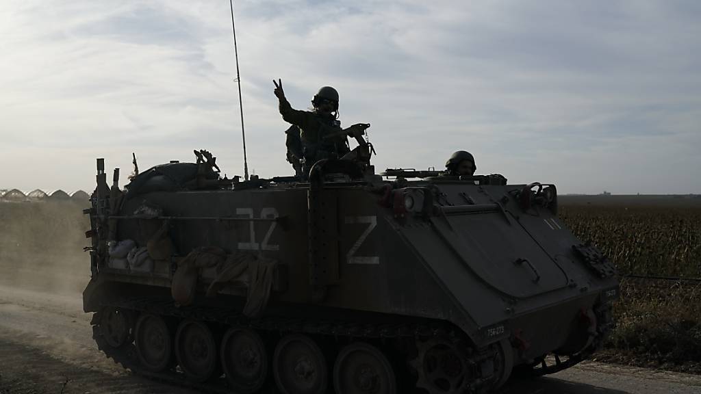 Israelische Soldaten patrouillieren in der Nähe des Gazastreifens. Foto: Leo Correa/AP/dpa