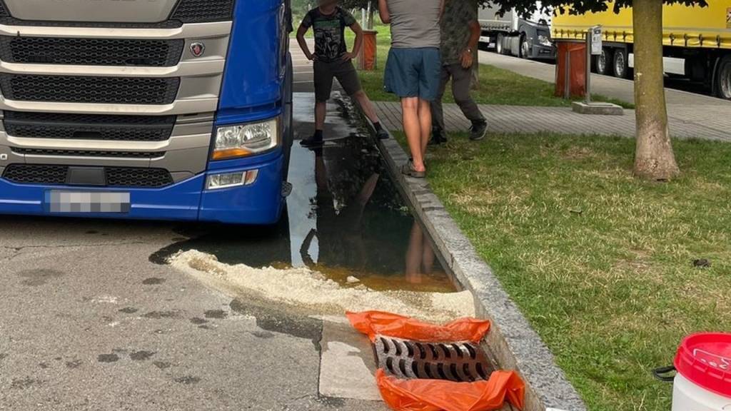 Der ausgelaufene Diesel bildete eine grosse Pfütze. Polizisten rissen Abfallsäcke aus den Abfallkübeln, nahmen reichlich Ölbinder und improvisierten kleine Ölsperren rund um zwei Abwasserschächte.