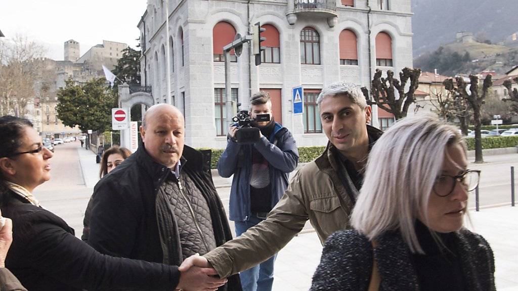 Bedingte Geldstrafe wegen fremder Kriegsdienste: Johan Cosar (rechts beim Händeschütteln) am Mittwoch vor Prozessbeginn in Bellinzona.