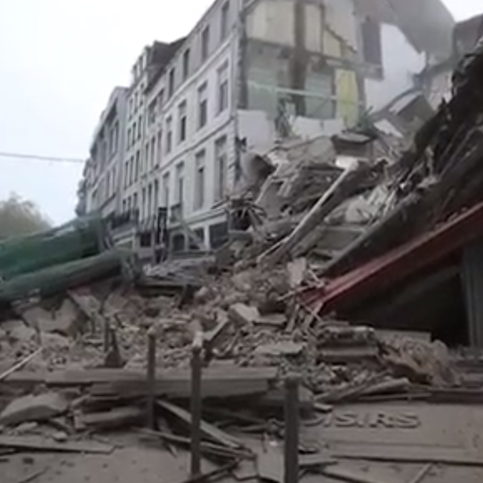 Mitten in Lille stürzen zwei Gebäude ein - eine Person noch vermisst