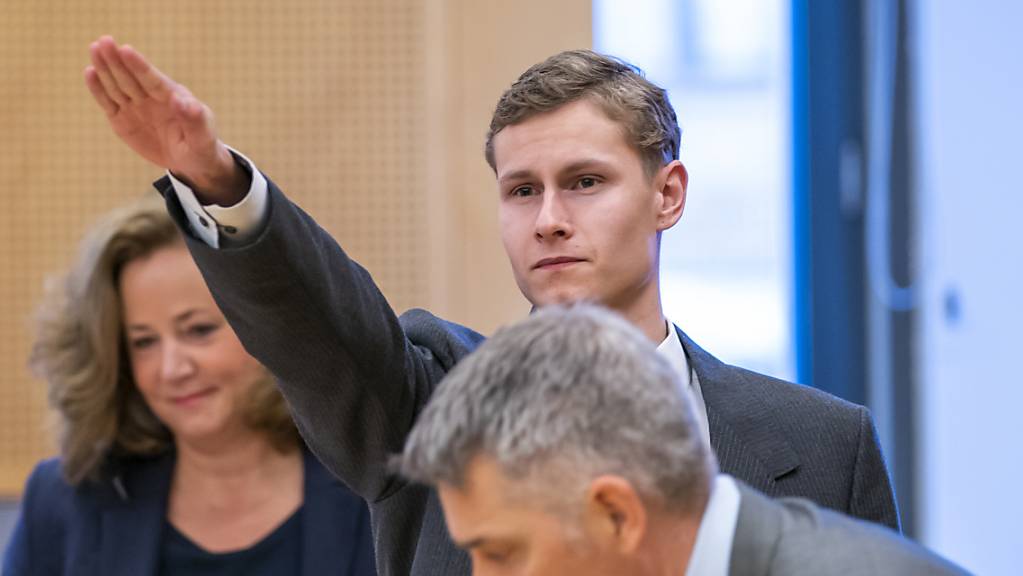 ARCHIV - Der Angeklagte, der Anfang August 2019 in Norwegen seine Stiefschwester tötete und anschließend eine Moschee bei Oslo angriff, steht zwischen seinen Anwälten Unni Fries (l) und Audun Becksrom, während er seinen Arm zu einem Hitlergruß hebt.   (zu dpa «Hitlergruß im Gericht - Prozess gegen Moschee-Angreifer in Norwegen») Foto: Heiko Junge/NTB scanpix/AP/dpa