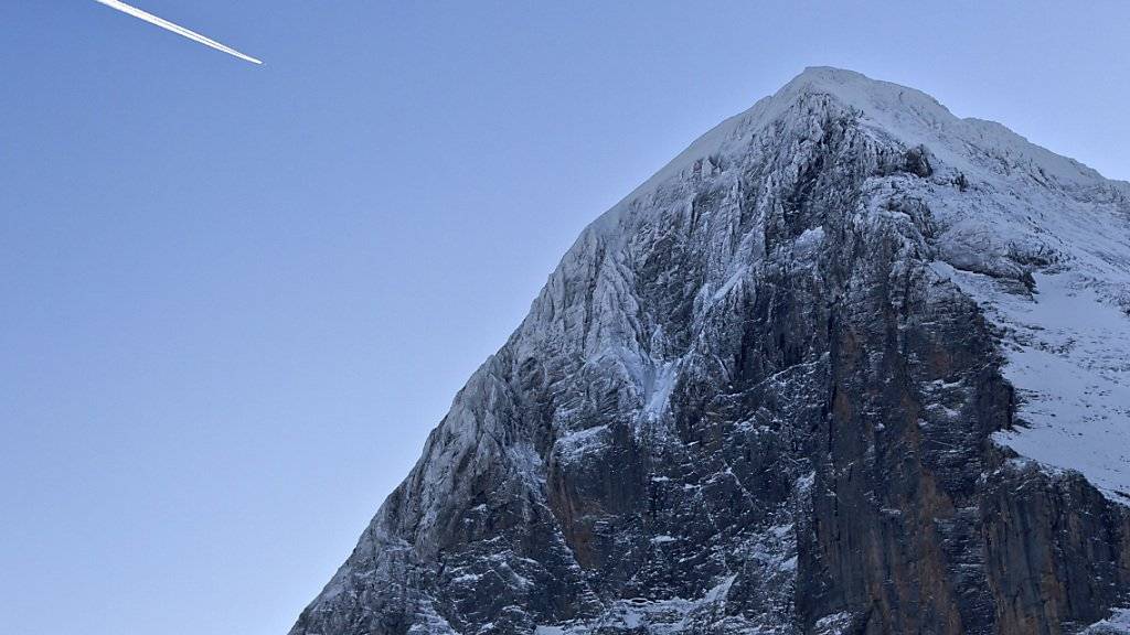 Beim Abstieg vom Eiger-Gipfel ist ein 29-jähriger Alpinist tödlich verunglückt. (Archivbild)