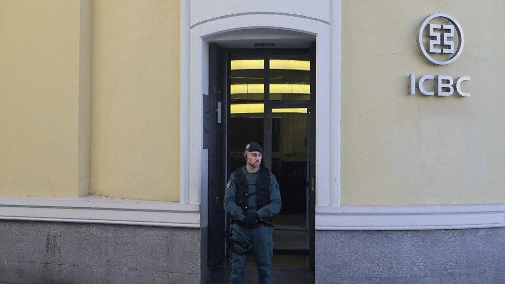 Polizeibeamter vor der ICBC-Niederlassung in Madrid, die am Mittwoch durchsucht wurde.