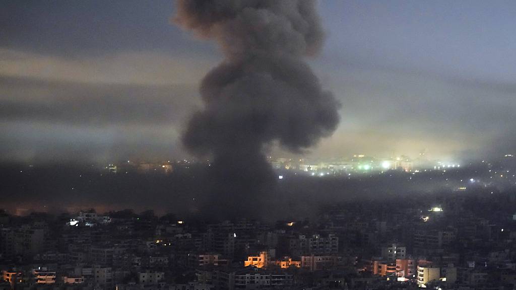 Nach einem israelischen Luftangriff in Dahieh steigt Rauch auf. Foto: Bilal Hussein/AP/dpa