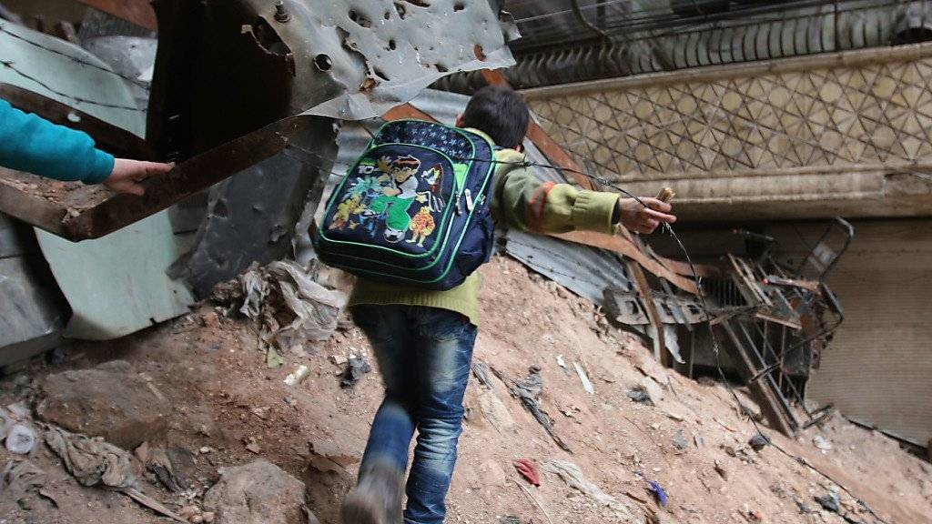 Kinder im kriegsversehrten Aleppo: Mit der Waffenruhe in Syrien ist die Zahl der zivilen Todesopfer zuletzt weniger stark angestiegen. (Archivbild)