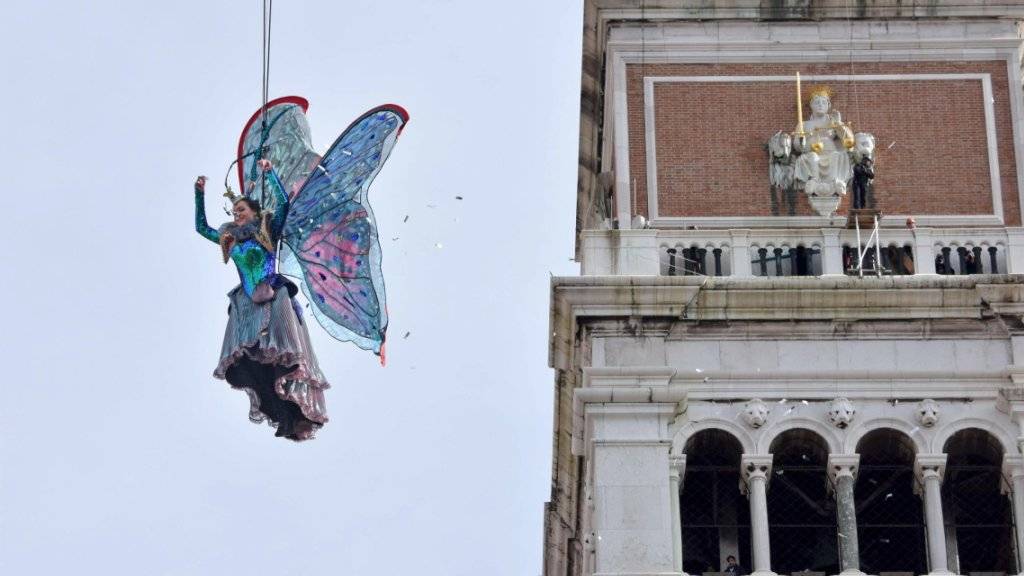 Mit dem Volo dell'angelo (Engelsflug) auf den Markusplatz wird traditionell der Karneval in Venedig eröffnet.