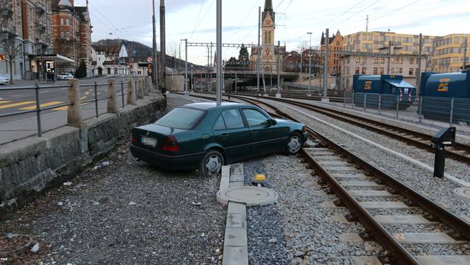 Auto fährt auf Gleis der Appenzeller Bahnen