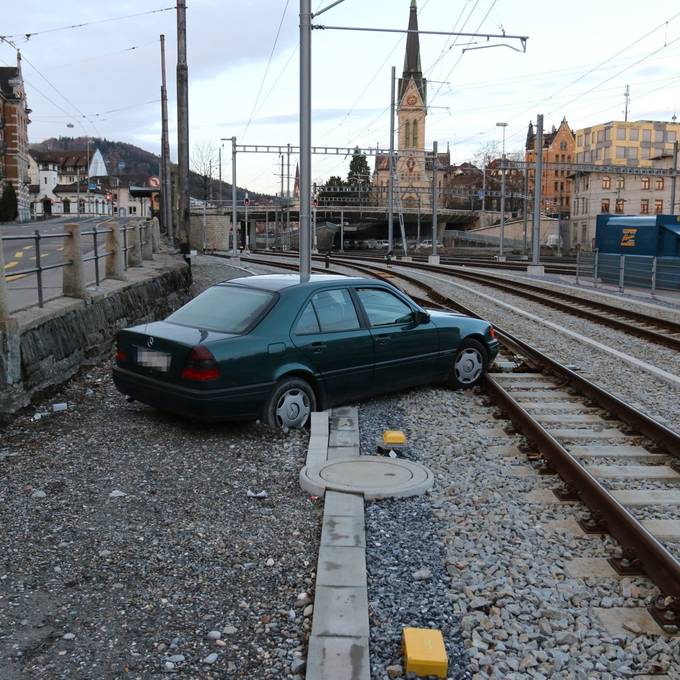 Auto fährt auf Gleis der Appenzeller Bahnen