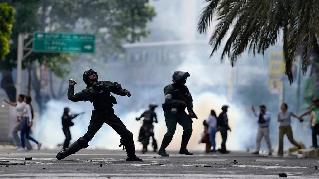 ARCHIV - Nach der umstrittenen Präsidentenwahl in Venezuela haben zahlreiche Menschen in der Hauptstadt und anderen Städten demonstriert. Foto: Matias Delacroix/AP/dpa