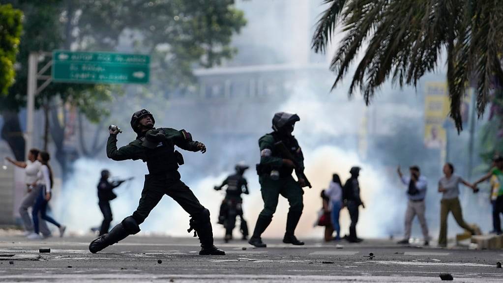 ARCHIV - Nach der umstrittenen Präsidentenwahl in Venezuela haben zahlreiche Menschen in der Hauptstadt und anderen Städten demonstriert. Foto: Matias Delacroix/AP/dpa