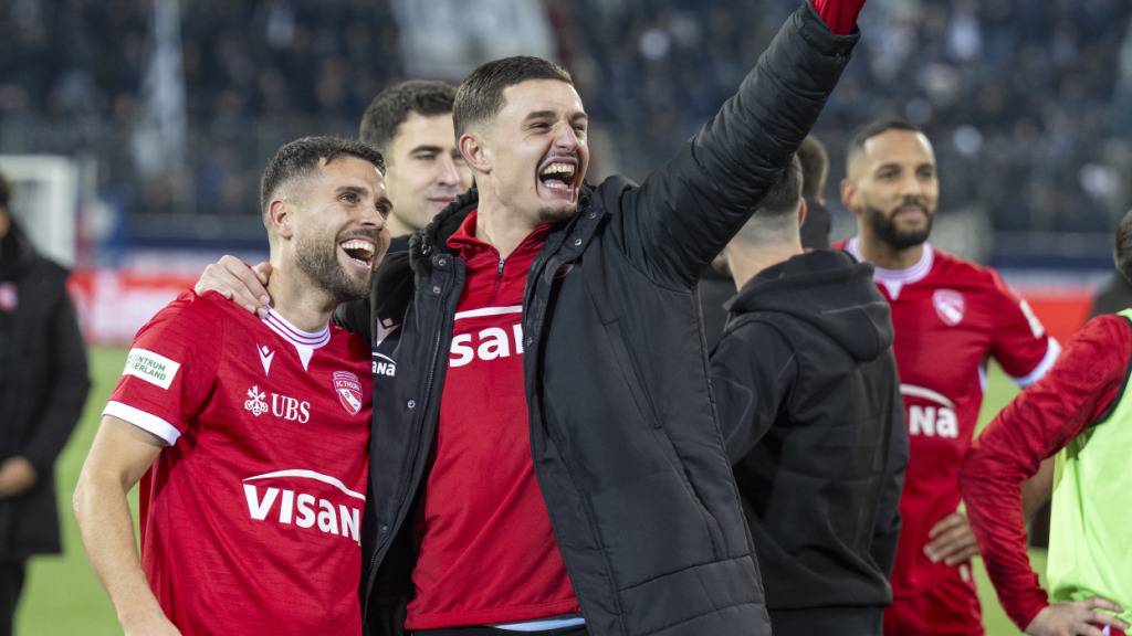 Die Thuner Leonardo Bertone (links) und Elmin Rastoder freuen sich über den 4:2-Heimsieg zum Abschluss der Hinrunde