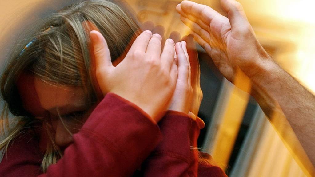 Was grundsätzlich schon heute gilt, will der Nationalrat explizit ins Zivilgesetzbuch schreiben: Dass Eltern ihre Kinder nicht schlagen dürfen. (Archivbild)