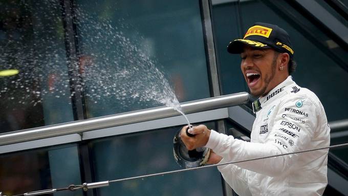 Hamilton in China zum fünften Mal siegreich