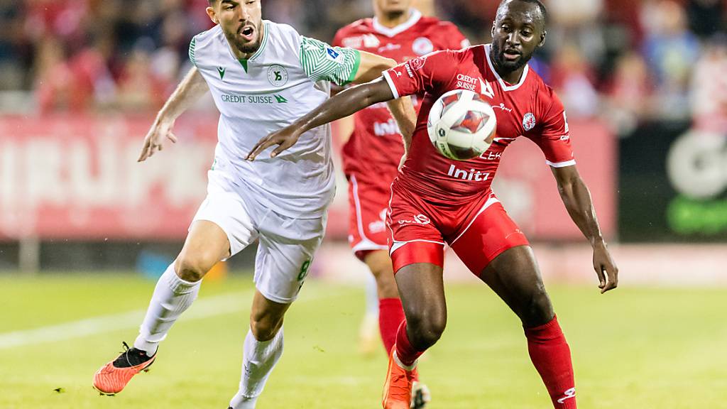 Yverdons Aimen Mahious (links) duelliert sich dem Winterthurer Souleymane Diaby