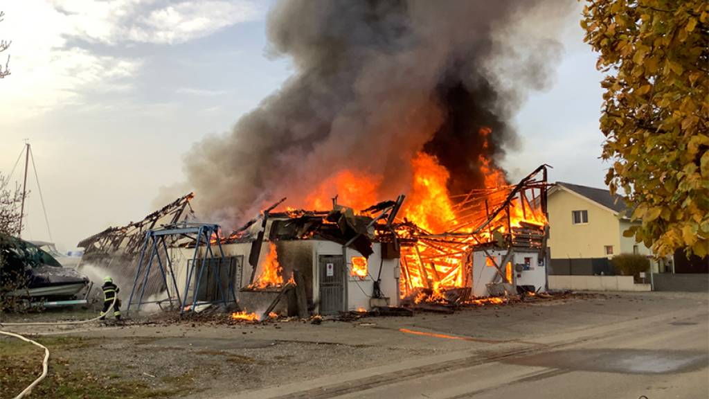 In Cudrefin (VD) ist ein Bootshaus abgebrannt.