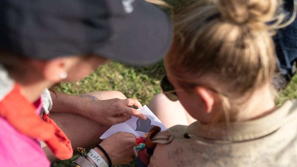 Freundschaft ist hierzulande eine ernste Sache: «In der Schweiz nimmt man Freundschaften sehr ernst», sagte der Mitautor der am Montag veröffentlichten Freundschafts-Studie des Gottlieb Duttweiler Instituts (GDI), Jakub Samochowiec. (Symbolbild)