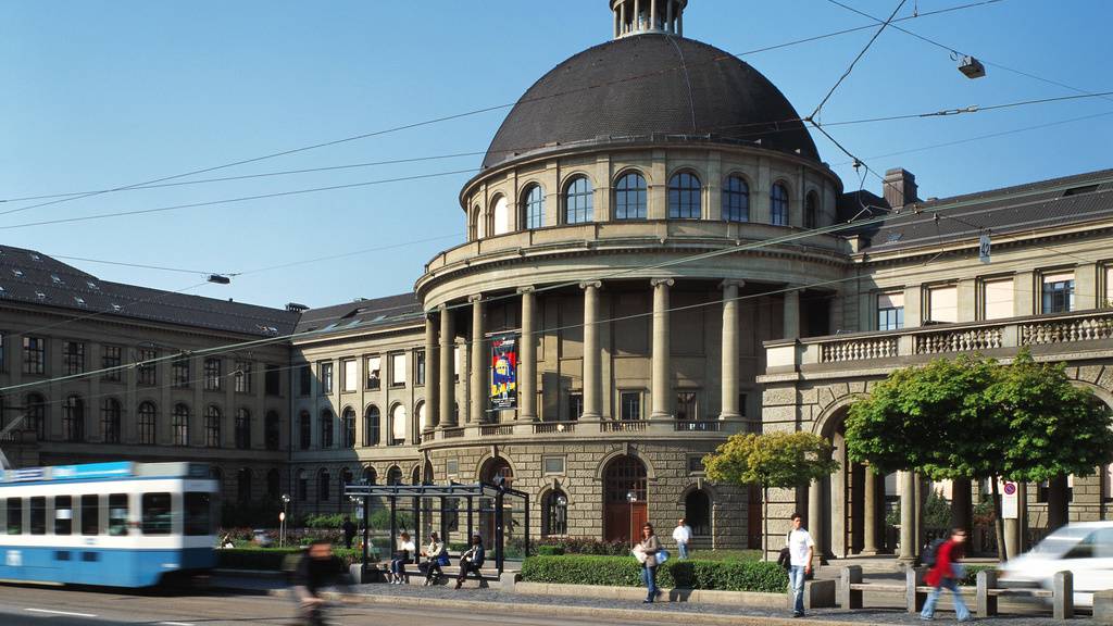 Die ETH Zürich schneidet in 13 Studiengängen im neuen QS-Hochschulranking unter den Top 10 weltweit ab. Nur sechs andere Universitäten in den USA und Grosbritannien haben mehr Top 10-platzierte Studiengänge, darunter Cambridge, Harvard und Oxford. (Archivbild)