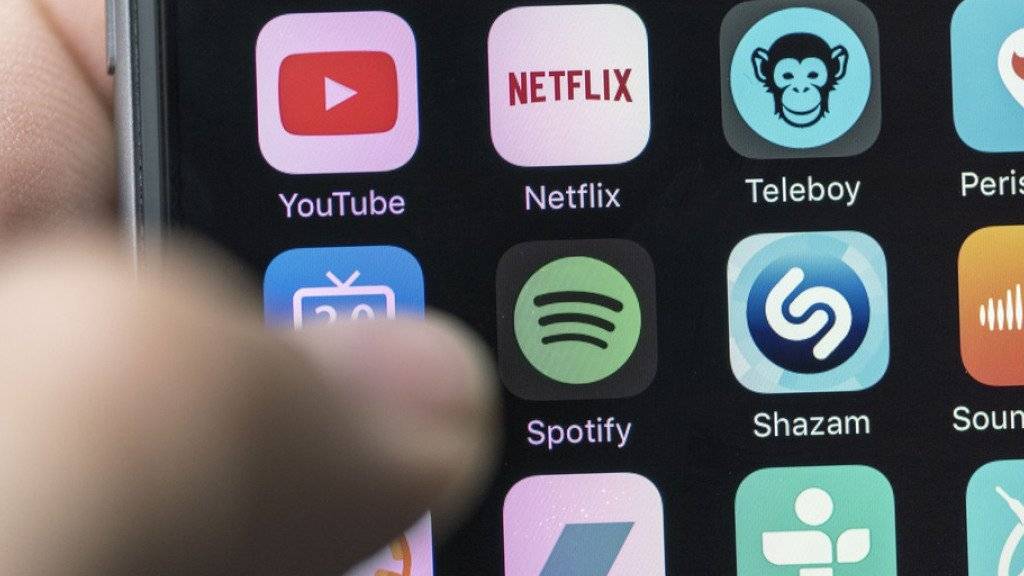 Das Smartphone verhalf Streaming-Diensten wie Spotify zum Erfolg - und der Musikindustrie nach Jahrzehnten wieder wachsende Umsätze. (Symbolbild)