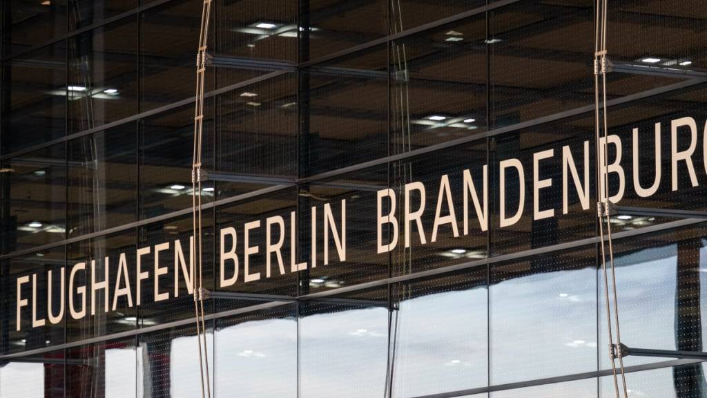 Ein Cyberangriff auf einen IT-Dienstleister sorgte am Samstag für Wartezeiten und Verspätungen an einigen Flughäfen in Europa - so auch in Berlin. Auch am Sonntag ist mit Einschränkungen zu rechnen. (Archivbild)