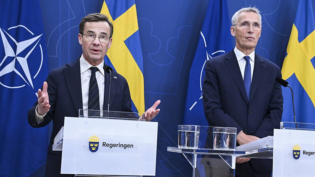 Der Ministerpräsident von Schweden, Ulf Kristersson, und Jens Stoltenberg, Nato-Generalsekretär, nehmen an einer Pressekonferenz im schwedischen Regierungssitz Rosenbad teil. Foto: Jonas Ekströmer/TT News Agency/AP/dpa
