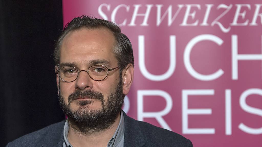 Jonas Lüscher gewann mit dem Buch «Kraft» den Schweizer Buchpreis 2017. Er machte im Frühling 2020 einen sehr schweren Verlauf einer Covid-19-Infektion durch und lag sieben Wochen lang im künstlichen Koma. (Archivbild)