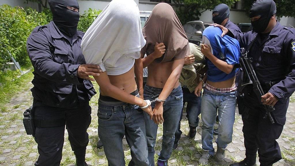 Spezialkräfte der Nationalgarde verhaften mehrere Mitglieder von «Barrio 18»: Rund 72'000 Menschen gehören in El Salvador einer kriminellen Bande an.