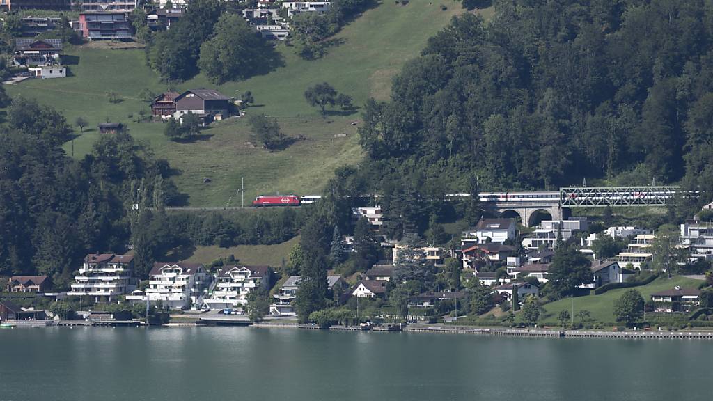 Bahnlinie am Zugersee wegen Steinschlaggefahr unterbrochen