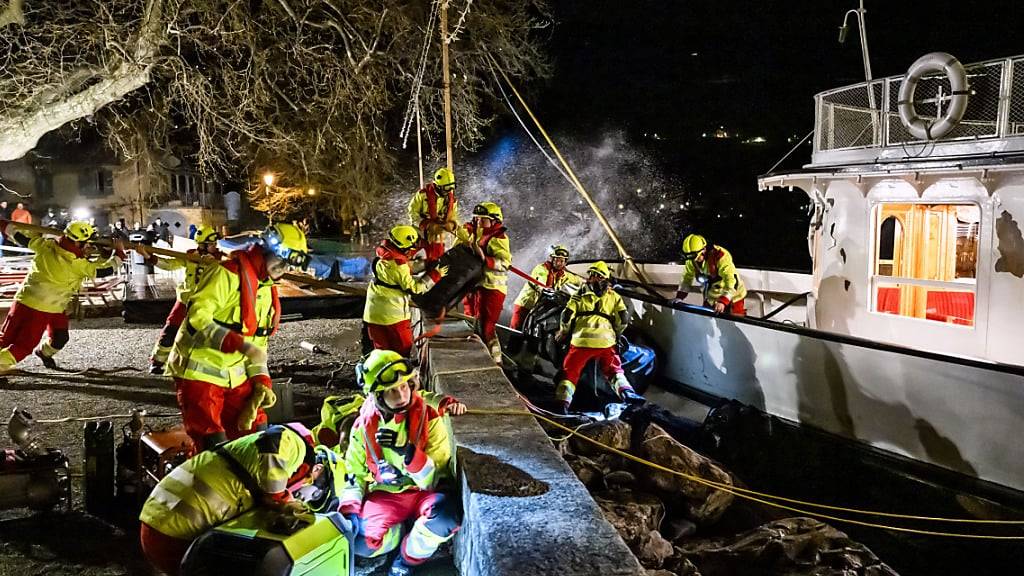 Die Feuerwehr stand in der Nacht auf Samstag im Einsatz, um das historische Schiff «Simplon» und den Steg in Cully VD zu sichern.