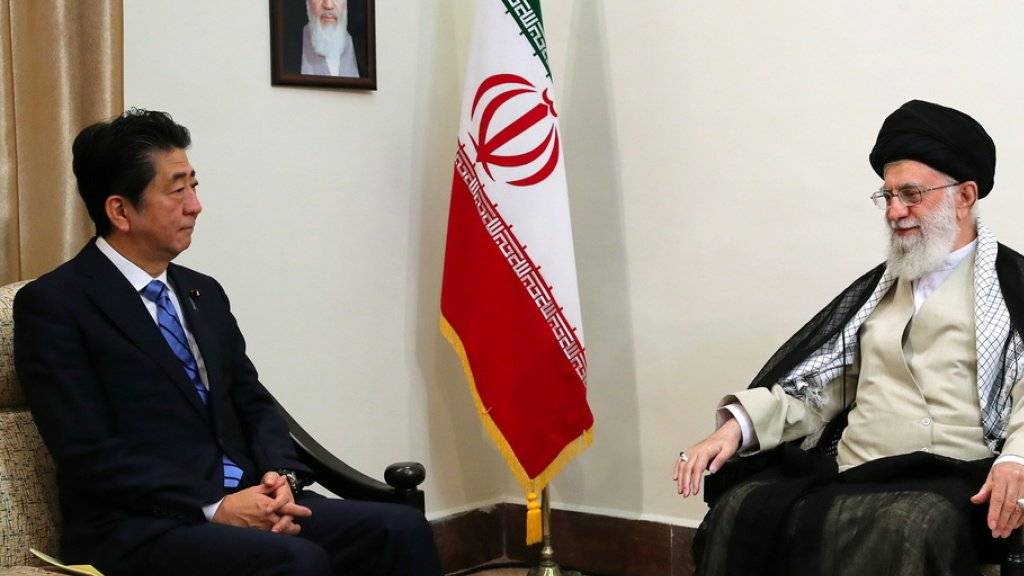 Der japanische Premierminister Shinzo Abe versucht bei seinem Treffen mit Ayatollah Ali Khamenei im Atomstreit zu vermitteln.
