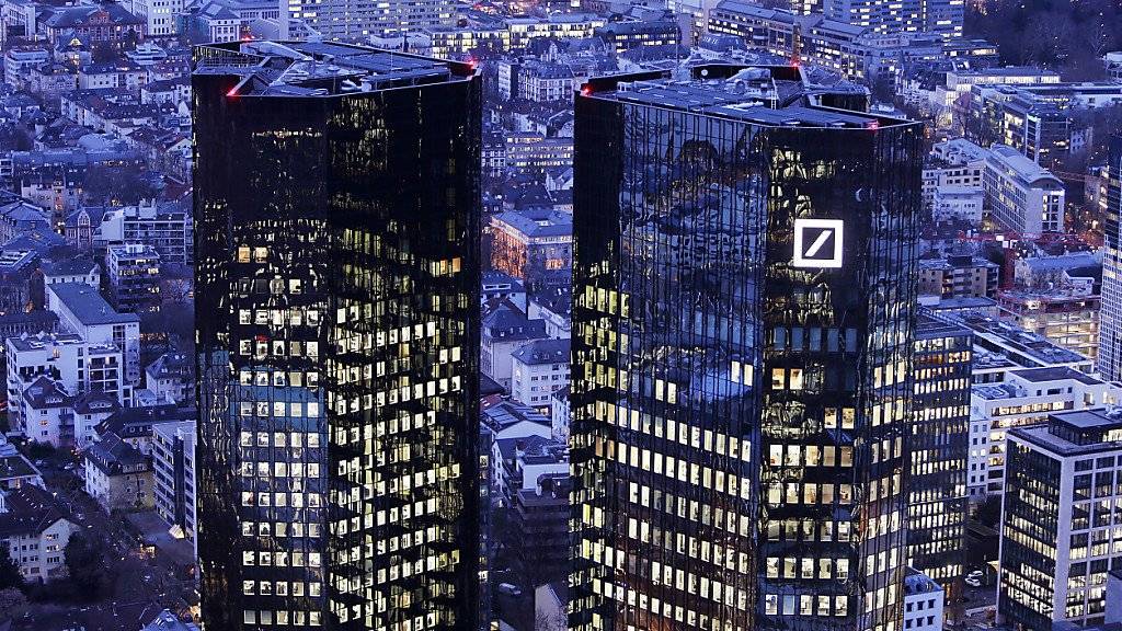 Die Deutsche Bank verschärft ihren Sparkurs und streicht mehr als 7000 Stellen. (Archiv)