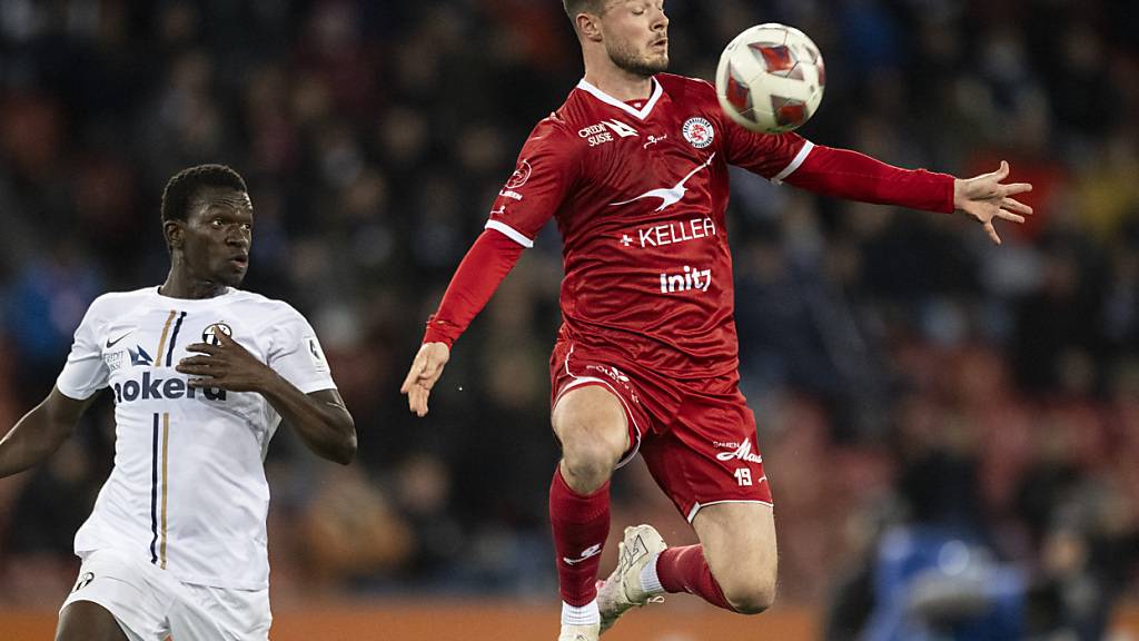 Adrian Gantenbein nimmt im Letzigrund den Ball mit der Brust an. Bald spielt er in den Stadien Deutschlands