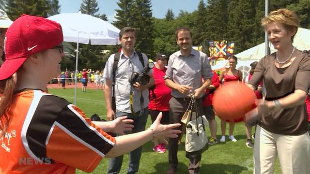 Sommaruga lässt sich von Behindertensporttag begeistern