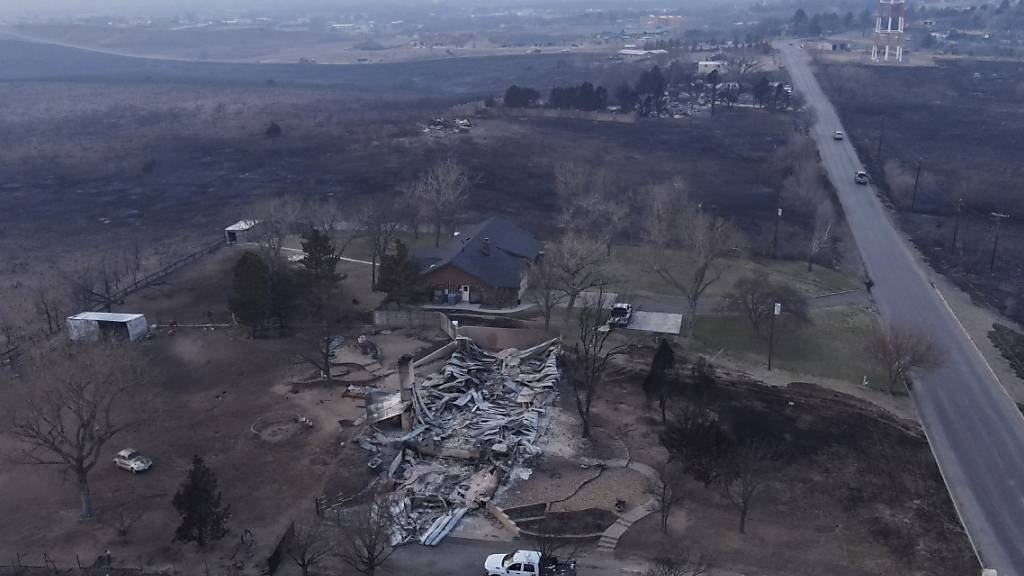 Die Schäden an einem vom Smokehouse Creek Fire verbrannten Haus sind zu sehen. Foto: Julio Cortez/AP/dpa