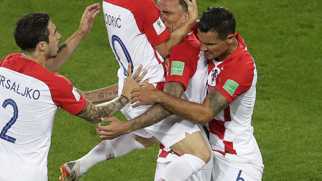 Kroatiens Spieler feiern auf enthusiastische Weise das Tor zum 1:0 gegen Nigeria