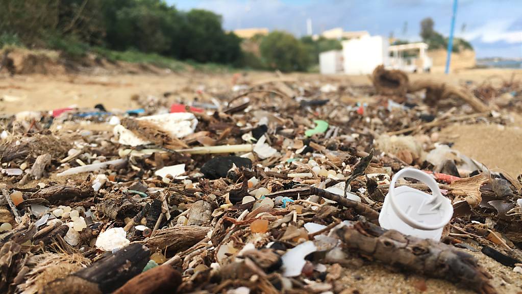 Ein mit Plastikteilchen überschwemmter Sandstrand in Sizilien: In den Regionen ums Mittelmeer strandet besonders viel Plastik oder landet in den Küstengewässern. (Archivbild)