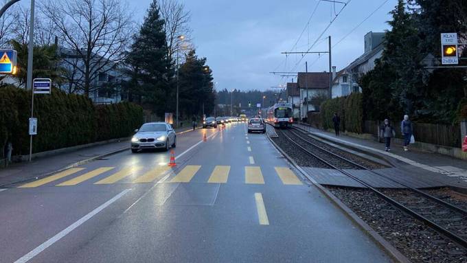Auf dem Schulweg angefahren: Knabe in Aarau schwer verletzt
