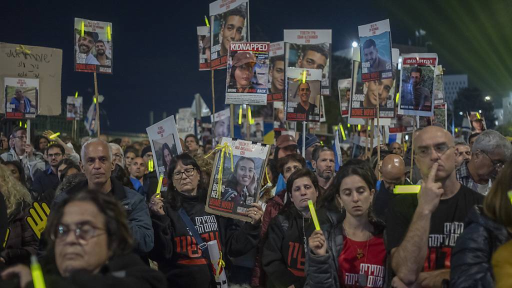 Israelis demonstrieren zum sechsten Mal seit dem Krieg zwischen Israel und der Terrororganisation Hamas und fordern die Freilassung der von der Hamas in Gaza festgehaltenen Geiseln. Bei dem Massaker der Hamas in Israel wurden mehr als 1200 Menschen getötet und rund 240 Geiseln in den Küstenstreifen Gaza verschleppt. Foto: Ilia Yefimovich/dpa