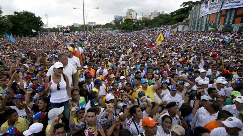 Protestierende Menschenmenge am Mittwoch in Caracas.