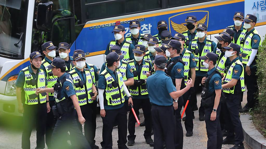 Polizeibeamte stehen in Seoul zusammen, um nach dem als vermisst gemeldeten Bürgermeister Park Won Soon zu suchen.