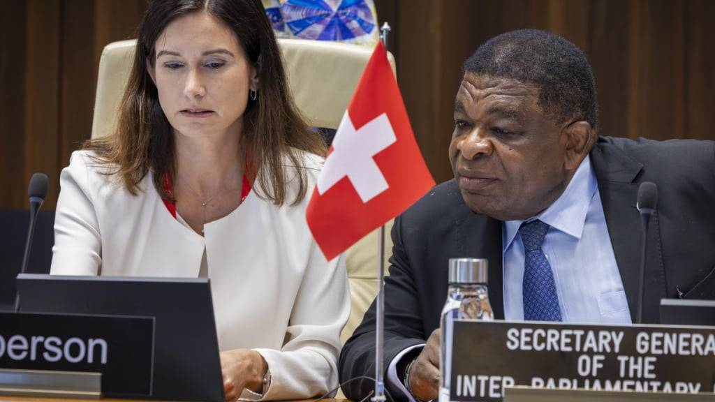 Maja Riniker mit dem Generalsekretär der IPU Martin Changing am Montag in Genf.