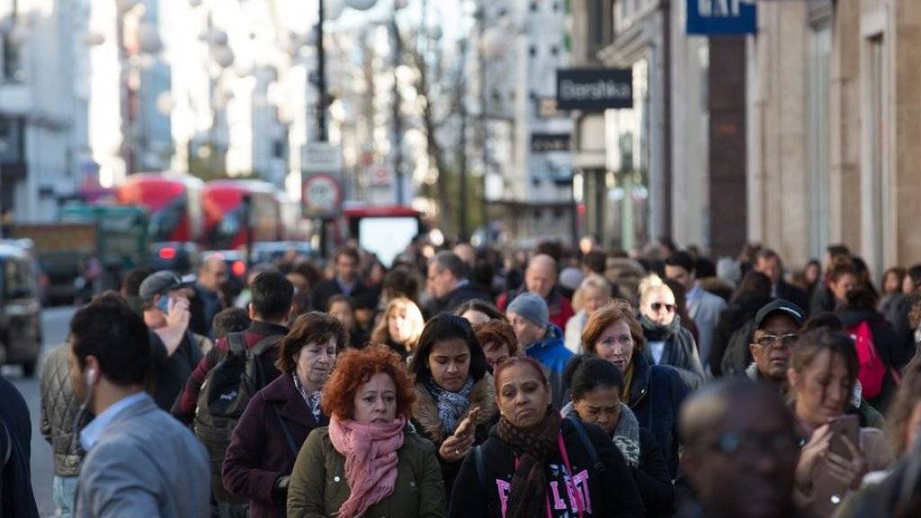Shoppers in der Oxford Street am «Black Friday» in London - kurz darauf fiel der Strom aus.